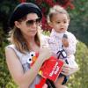 Ellen Pompeo avec sa fille Stella qui fait ses premiers pas (2 avril à Los Angeles)