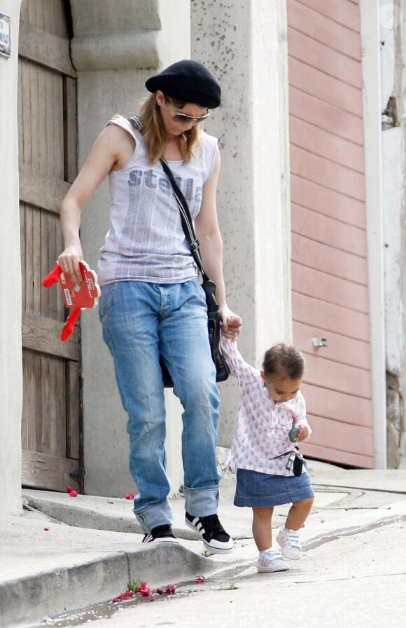 Ellen Pompeo avec sa fille Stella qui fait ses premiers pas (2 avril à Los Angeles)