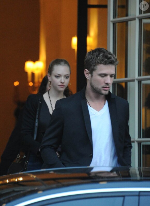 Amanda Seyfried et Ryan Phillippe sont allés dîner dans le restaurant de Christian Constant, à Paris, le 3 avril 2011.