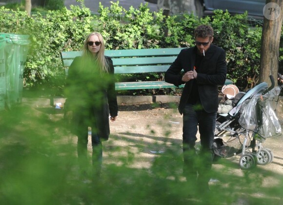 Amanda Seyfried et son chérie Ryan Phillippe en vadrouille à Paris, le 4 avril 2011