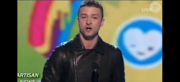 Justin Timberlake reçoit un prix d'honneur pour son action humanitaire, lors de la cérémonie des Kids' Choice Awards 2011, samedi 2 avril 2011. 