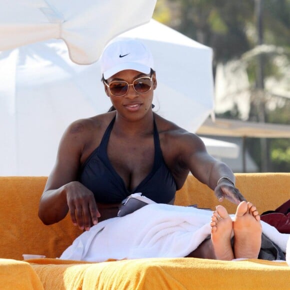 Serena Williams sur la plage à Miami, avec une amie, le 4 avril 2011