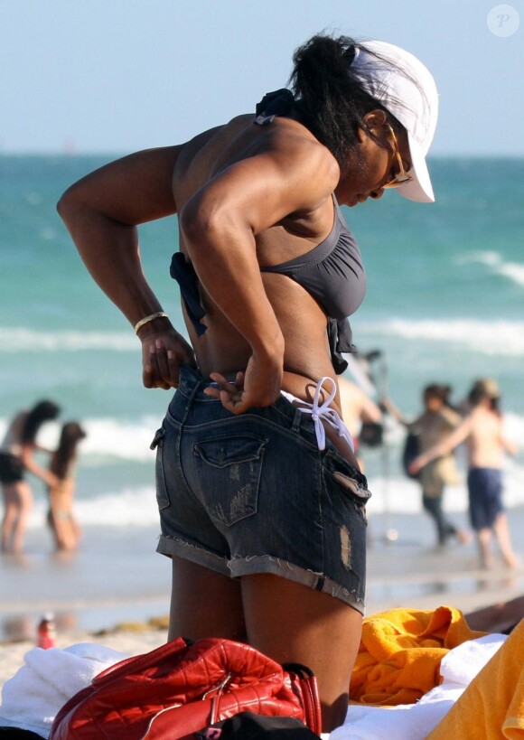 Serena Williams sur la plage à Miami, avec une amie, le 4 avril 2011