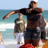 Serena Williams sur la plage à Miami, avec une amie, le 4 avril 2011