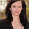Eva Green lors du photocall de la série Camelot au MIP TV à Cannes le 4 avril 2011. Elle porte des bijoux Montblanc : boucles d'oreille de la collection "En Vague", pendentif en or blanc et diamant et bague "Dame Blanche" en or blanc, pavée diamants.