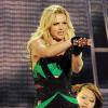 Britney Spears, radieuse pour la promo de Femme Fatale (show de Jimmy Kimmel, 29 mars 2011)