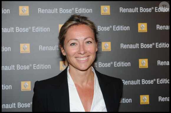 Anne-Sophie Lapix souriante et radieuse lors de la soirée Renault à Paris au Palais Chaillot le 6 avril 2011