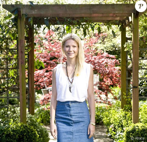 Gwyneth Paltrow visite le Centre Marie Curie, à Hampstead, Londres, le 6 avril 2011.