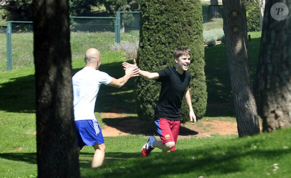 Justin Bieber joue au football avec l'équipe bis du FC Barcelone, jeudi 7 avril à Barcelone (Espagne).