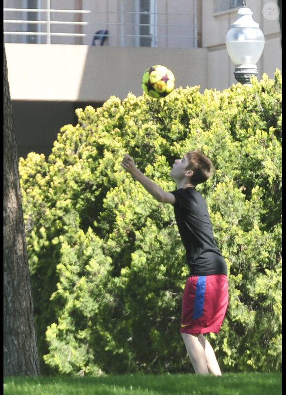 Justin Bieber joue au football avec l'équipe bis du FC Barcelone, jeudi 7 avril à Barcelone (Espagne).