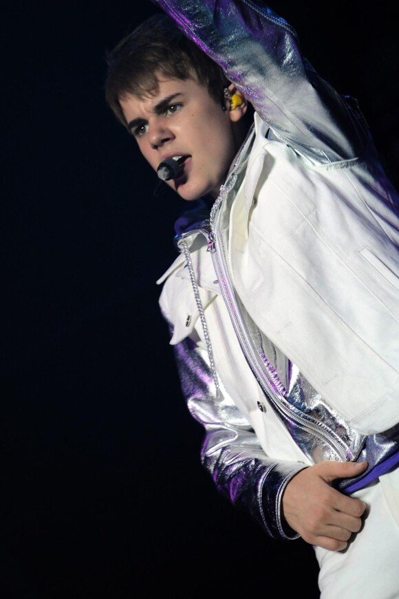 Justin Bieber se produit à Milan (Italie), devant 15 000 fans, samedi 9 avril.
