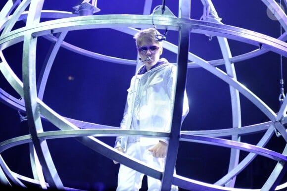 Justin Bieber se produit à Milan (Italie), devant 15 000 fans, samedi 9 avril.