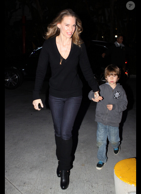 Hilary Swank avec Sam, le fils de John Campisi, son compagnon, en janvier 2011 à Los Angeles