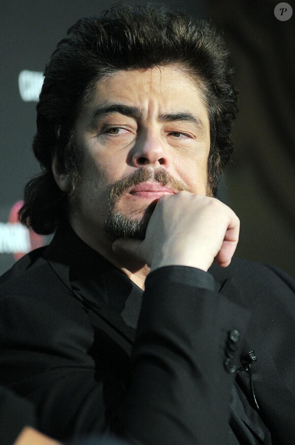 Benicio Del Toro présente le calendrier 'The red Affair' à Milan en octobre 2010