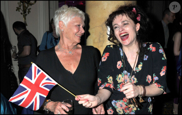 Judi Dench et Helena Bonham Carter lors de l'after party après la première représentation de la comédie musicale Betty Blue Eyes à Londres le 13 avril 2011