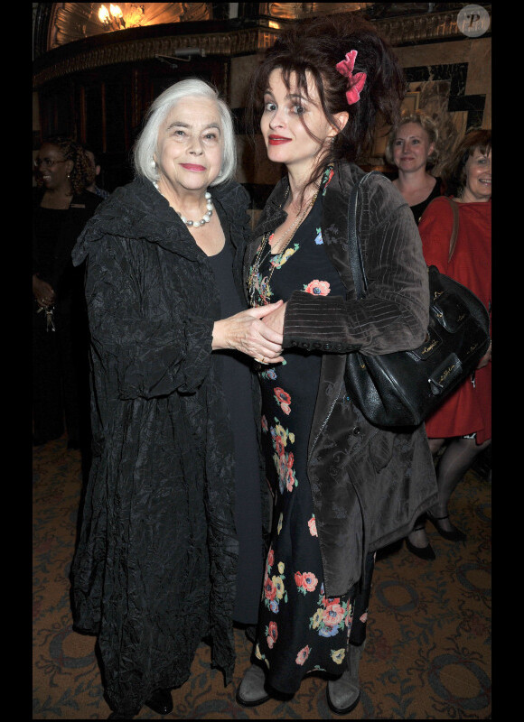Helena Bonham Carter et sa mère lors de l'after party après la première représentation de la comédie musicale Betty Blue Eyes à Londres le 13 avril 2011