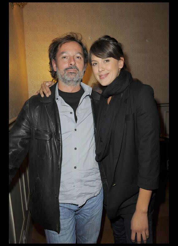 Christophe Alévêque et sa petite amie Serena Reinaldi en octobre 2009 à la générale du spectacle Grégory Charles "Vous n'avez jamais entendu ça !" au Théâtre Dejazet à Paris
 