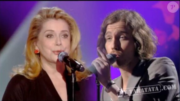 Julien Doré et Catherine Deneuve sur le plateau de Taratata, France 4, le 5 avril 2011