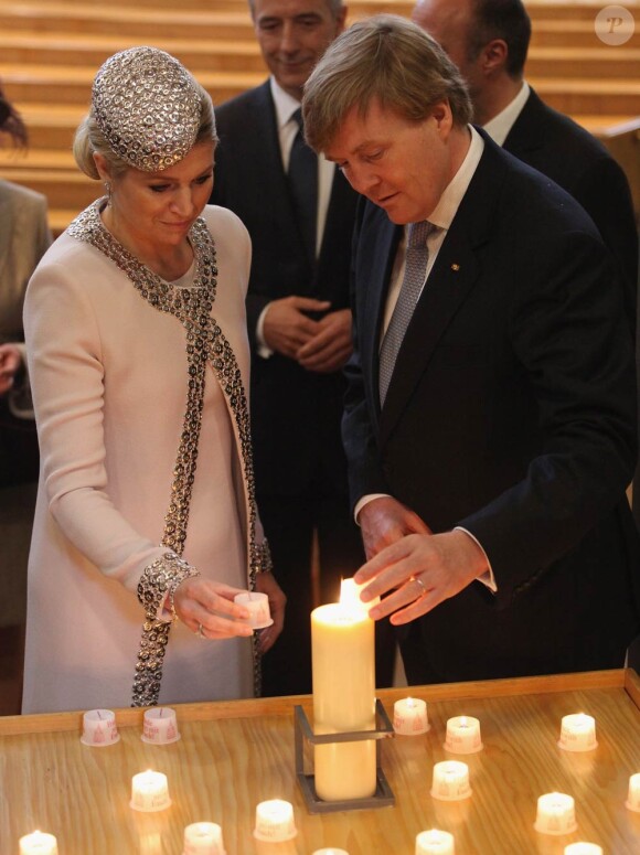 Le prince Willem-Alexander et la princesse Maxima des Pays-Bas ses ont recueillis à Notre-Dame de Dresde le 14 avril 2011, lors de leur visite officielle en Allemagne du 12 au 15 avril.