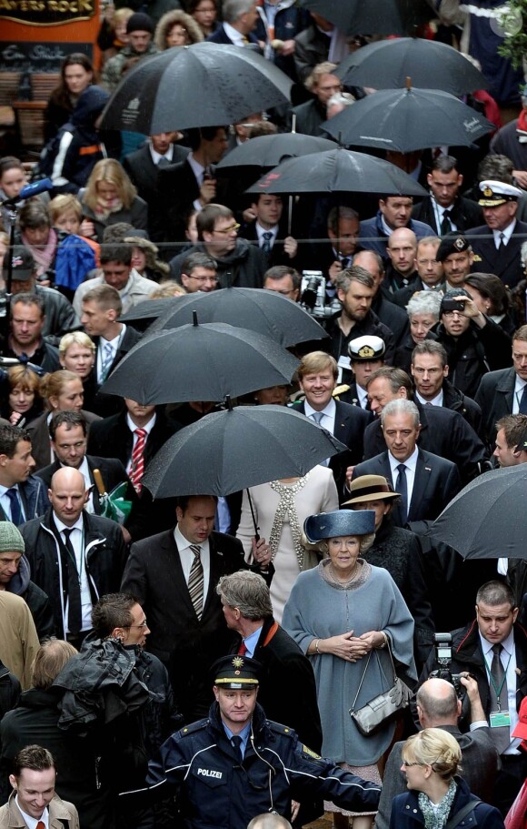 La reine Beatrix, le prince Willem-Alexander et la princesse Maxima des Pays-Bas ont visité Dresde sous la pluie, le 14 avril, en visite officielle en Allemagne du 12 au 15 avril 2011.