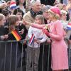 La reine Beatrix, le prince Willem-Alexander et la princesse Maxima des Pays-Bas étaient en visite officielle en Allemagne du 12 au 15 avril 2011. Le dernier jour, dans une commune frontalière des Pays-Bas, Maxima a célébré le retour du soleil avec un look intégralement rose !