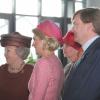 La reine Beatrix, le prince Willem-Alexander et la princesse Maxima des Pays-Bas étaient en visite officielle en Allemagne du 12 au 15 avril 2011. Le dernier jour, dans une commune frontalière des Pays-Bas, Maxima a célébré le retour du soleil avec un look intégralement rose !