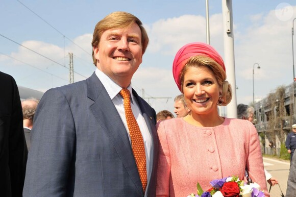 Le 15 avril 2011, la princesse Maxima des Pays-Bas célébrait le retour du soleil et la fin de son séjour officiel en Allemagne avec un look rose dont elle seule a le secret.