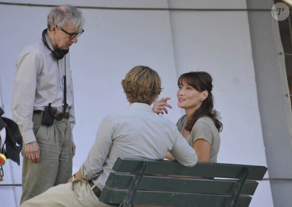 Carla Bruni, Owen Wilson et Woody Allen sur le tournage du film Minuit à Paris, en juillet 2010.