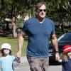 Tom Mahoney, l'époux de Marcia Cross, se promène avec ses jumelles Eden et Savannah, à Los Angeles, samedi 16 avril 2011.