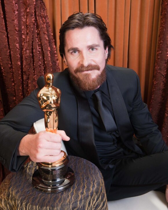 Christian Bale pose  le 27 février 2011 avec son Oscar gagné pour son magnifique second rôle dans The Fighter