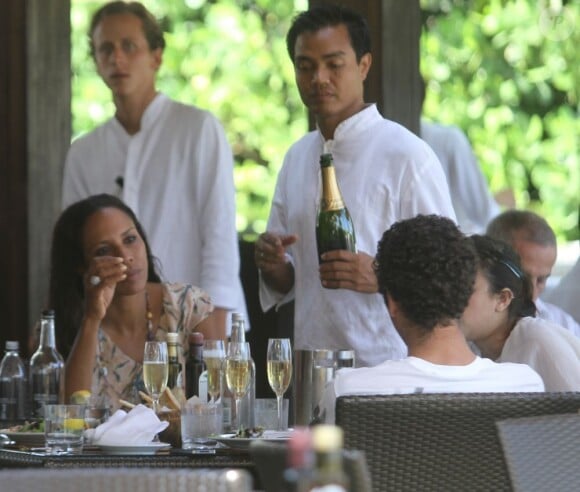 Noah Becker déjeune en compagnie de sa maman Barbara et de sa chérie Rafaela à Miami le 18 avril 2011