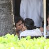 Noah Becker embrasse sa chérie Rafaela Remy, à table avec sa mère Barbara Quinze (anciennement Becker), à Miami le 18 avril 2011