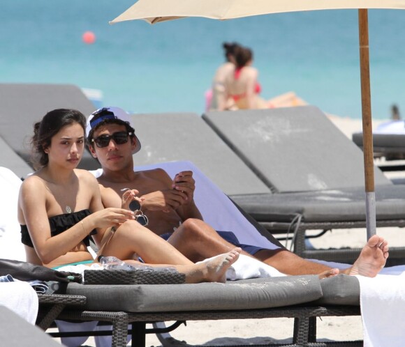 Noah Becker et sa petite amie Rafaela Remy, sont à la plage à Miami le 18 avril 2011