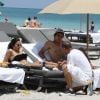 Noah Becker et sa petite amie Rafaela Remy, sont à la plage à Miami le 18 avril 2011, en compagnie de sa mère Barbara Quinze (anciennement Becker)