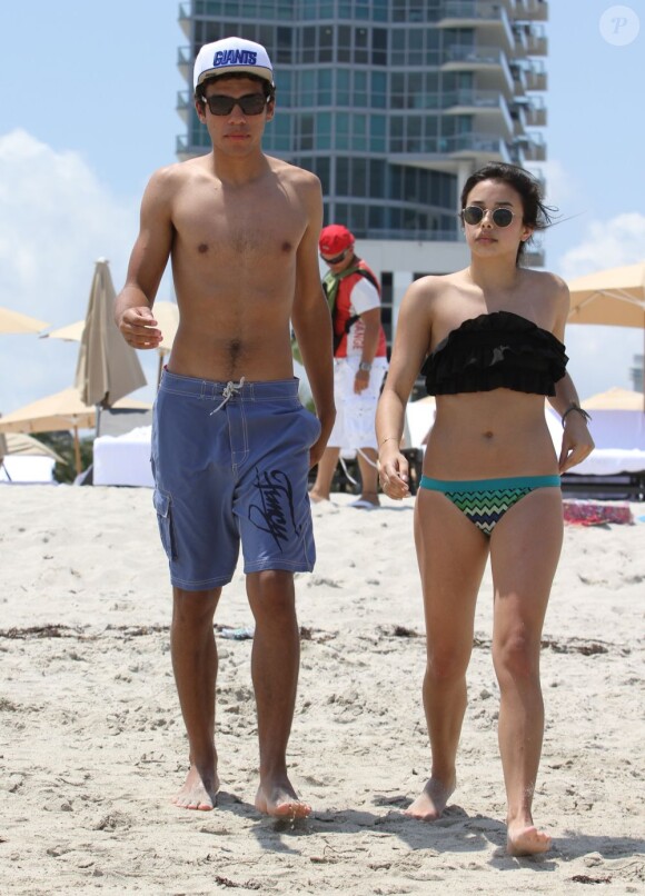 Noah Becker et sa petite amie Rafaela, profitent en couple de la plage de Miami le 18 avril 2011
