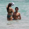 Noah Becker et sa petite amie Rafaela Remy, sont à la plage à Miami le 18 avril 2011, en compagnie de sa mère Barbara Quinze (anciennement Becker)