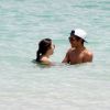Noah Becker en compagnie de sa chérie Rafaela, profite du soleil sur Miami Beach, le 18 avril 2011