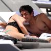 Noah Becker en compagnie de sa chérie Rafaela, profite du soleil sur Miami Beach, le 18 avril 2011