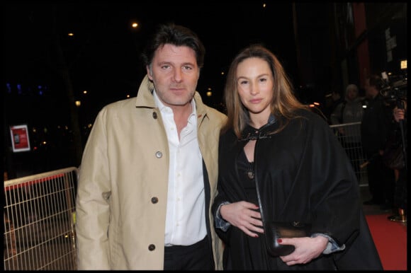 Philippe Lellouche et Vanessa Demouy (enceinte) à l'avant-première du film Le Marquis en février 2011