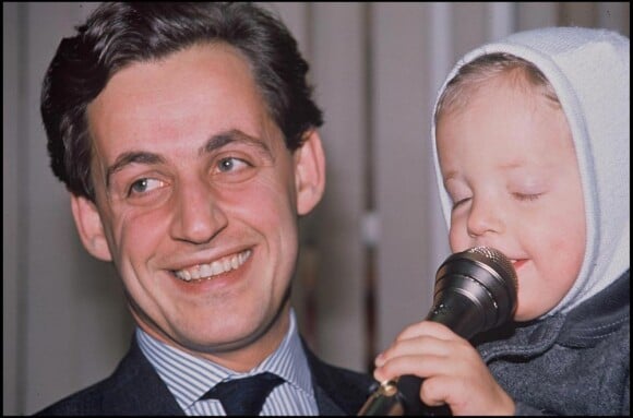 Nicolas Sarkozy en 1986 avec son fils Pierre