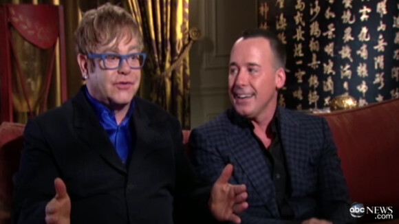 Elton John : Son petit Zachary est à croquer... Son papa chante pour lui !