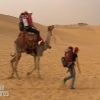 Les candidats grimpent sur leur chameau dans Pékin Express : la route des grands fauves