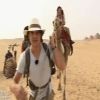Les candidats grimpent sur leur chameau dans Pékin Express : la route des grands fauves