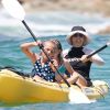 Felicity Huffman partage un moment privilégié avec ses deux filles, Sophia et Georgia Grace) sur un canoé. Mexique, 3 avril 2011
