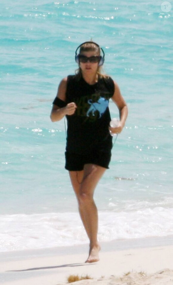 Fergie adore faire son jogging sur la plage 