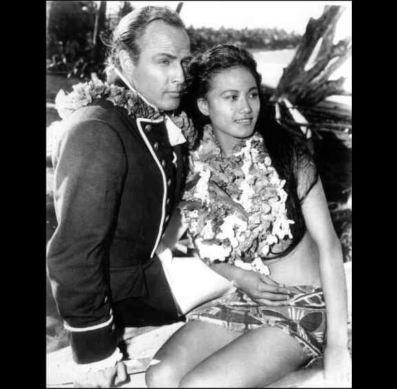 Marlon Brando et Tarita, grands-parents de Tuki, sur le tournage des Révoltés du bounty (1962)