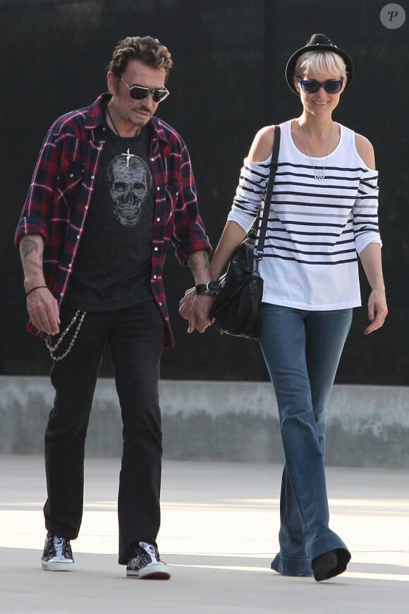 Main dans la main pour Johnny et Laeticia Hallyday à Los Angeles le 5 avril 2011