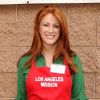 Angie Everhart participe au Mission Easter for the Homeless, afin de servir des repas chauds aux sans-abri, vendredi 22 avril à Los Angeles.