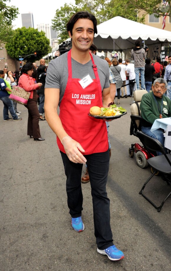 Gilles Marini participent au Mission Easter for the Homeless, afin de servir des repas chauds aux sans-abri, vendredi 22 avril à Los Angeles.