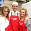 Hilary Duff et sa soeur Haylie participent au Mission Easter for the Homeless, afin de servir des repas chauds aux sans-abri, vendredi 22 avril à Los Angeles.